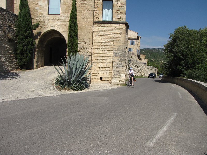 frouwkje en poort crillon le brave.jpg - Na het verlaten van Bedoin gaat het weer lekker bergop naar Crillon le Brave. Frouwkje fiets hier langs de oude stadspoort.